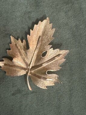 Gold Leaf Brooch Pin - Classic Maple Design